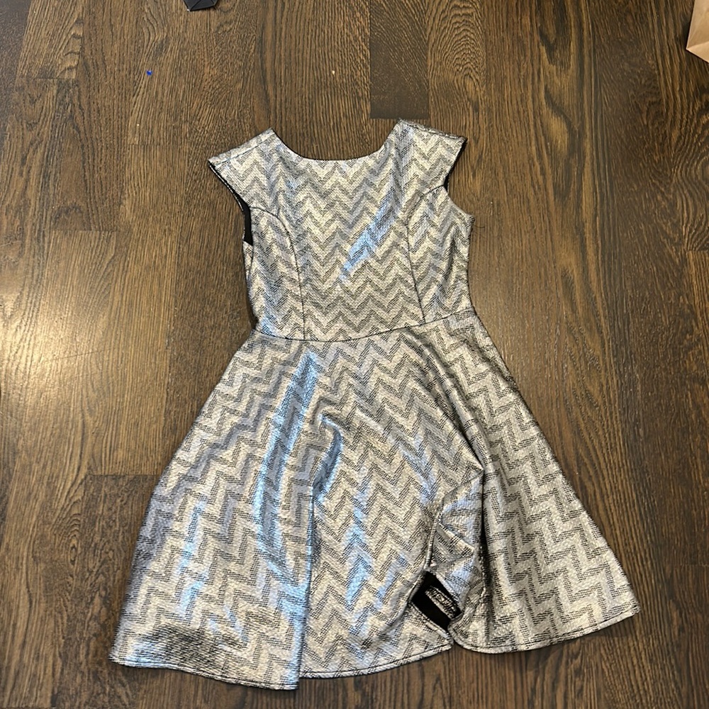 UN DEUX TROIS Silver chevron dress